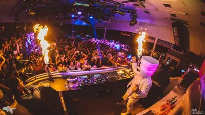Clubs et DJ à Mykonos : le guide complet de l'été 2026