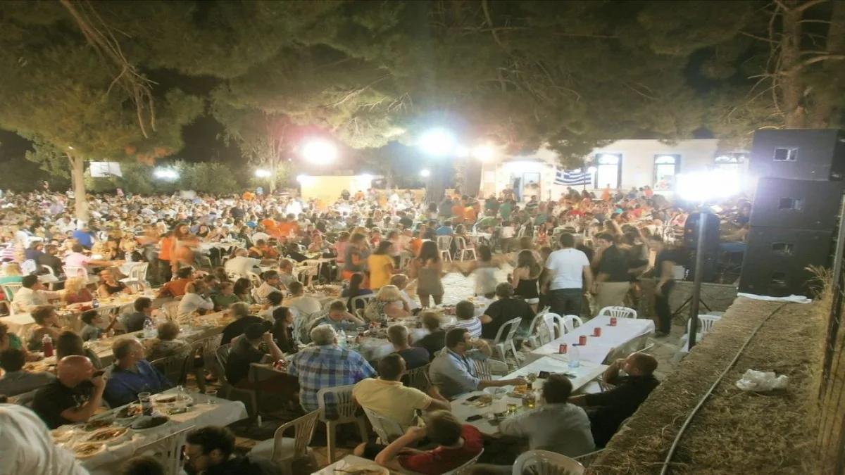 Fête de village traditionnelle avec lyra crétoise la nuit