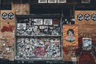 Από το punk στο hyperpop: οι ήχοι της αντίδρασης σε κάθε γενιά