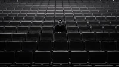 Πώς είναι να πηγαίνεις solo σε event όταν νιώθεις “out of place”;