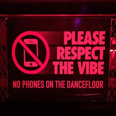 Από τον άτυπο κανόνα του 'No Phone Policy' στο 'Live in the Moment'.