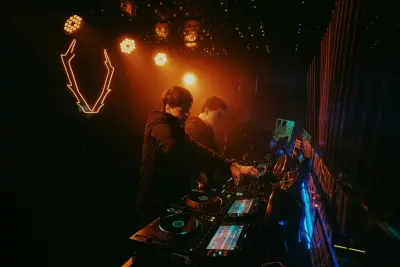Uitgaan in Amsterdam Vanavond: Alle Genres op Een Rij